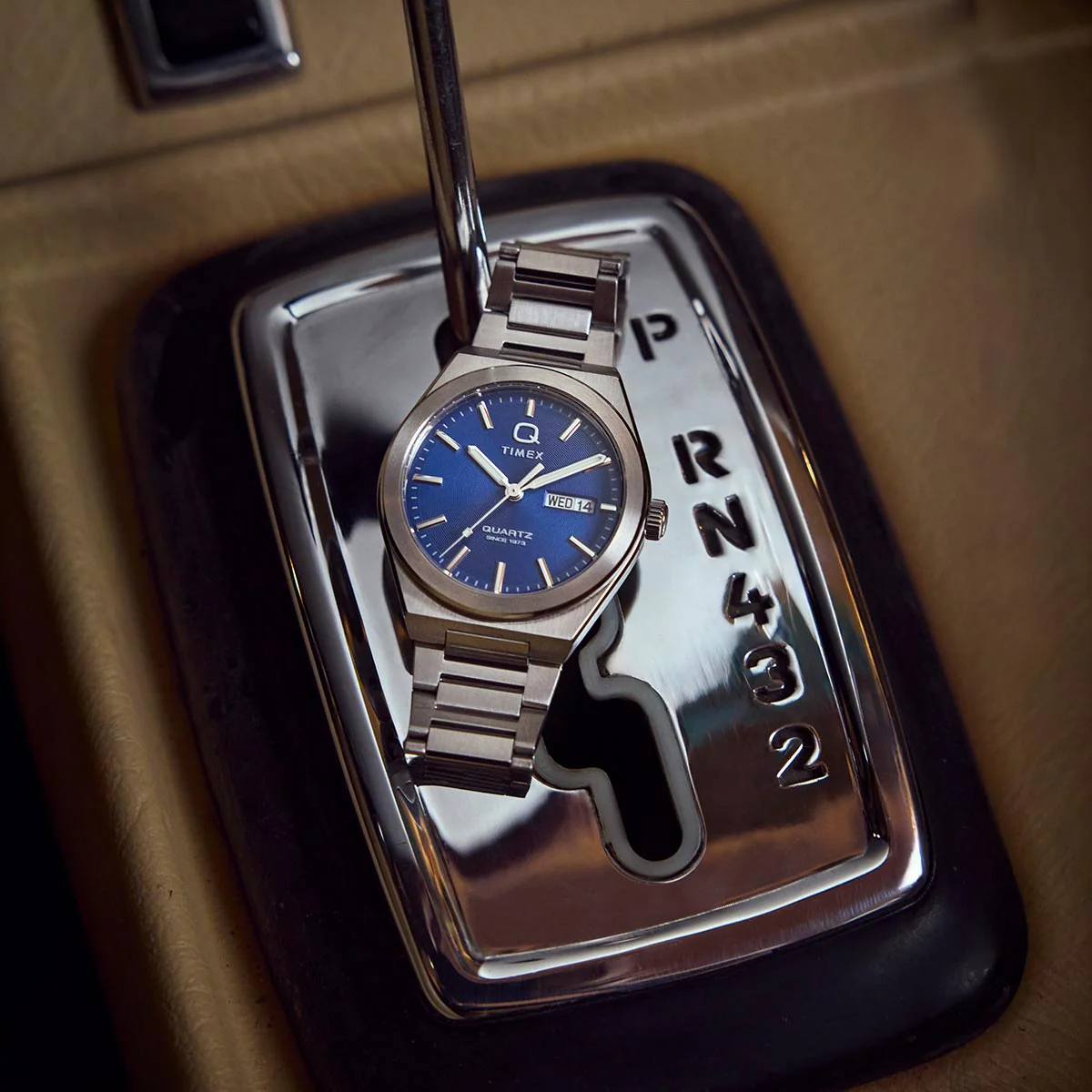 Q Timex Continental Classic TW2Y25100 - Image 2